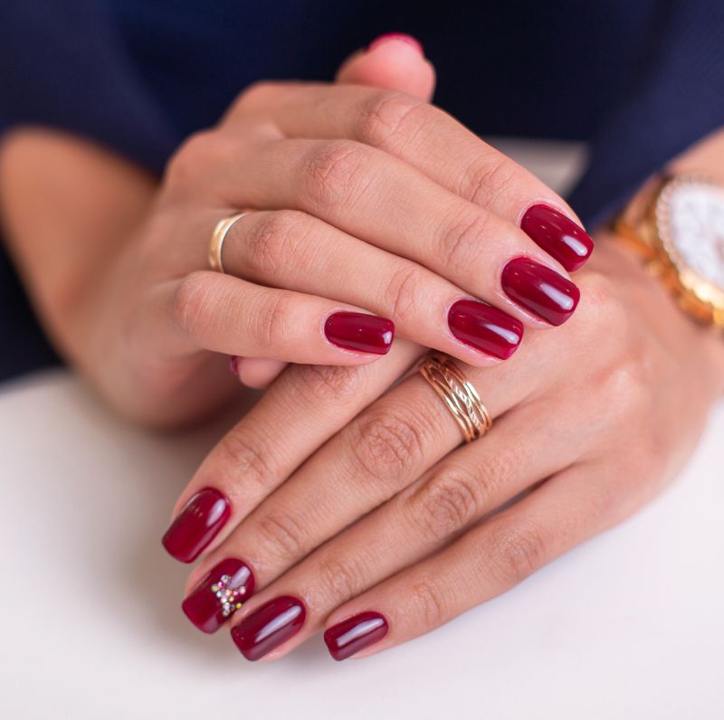 Czerwony manicure, czyli ponadczasowa klasyka na wesele 2023