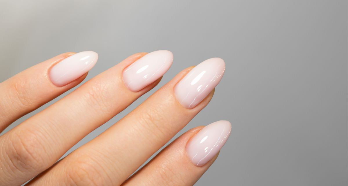 Milky nails na wesele 2023