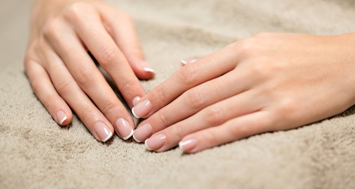 French manicure na walentynki 2023