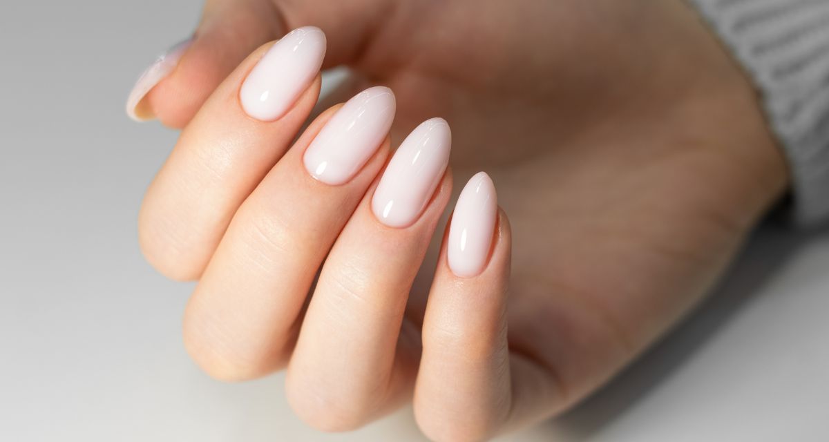 Milky nails na wesele 2023