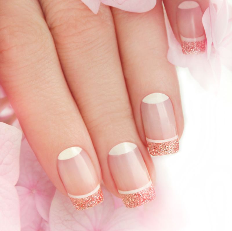 French manicure z brokatem