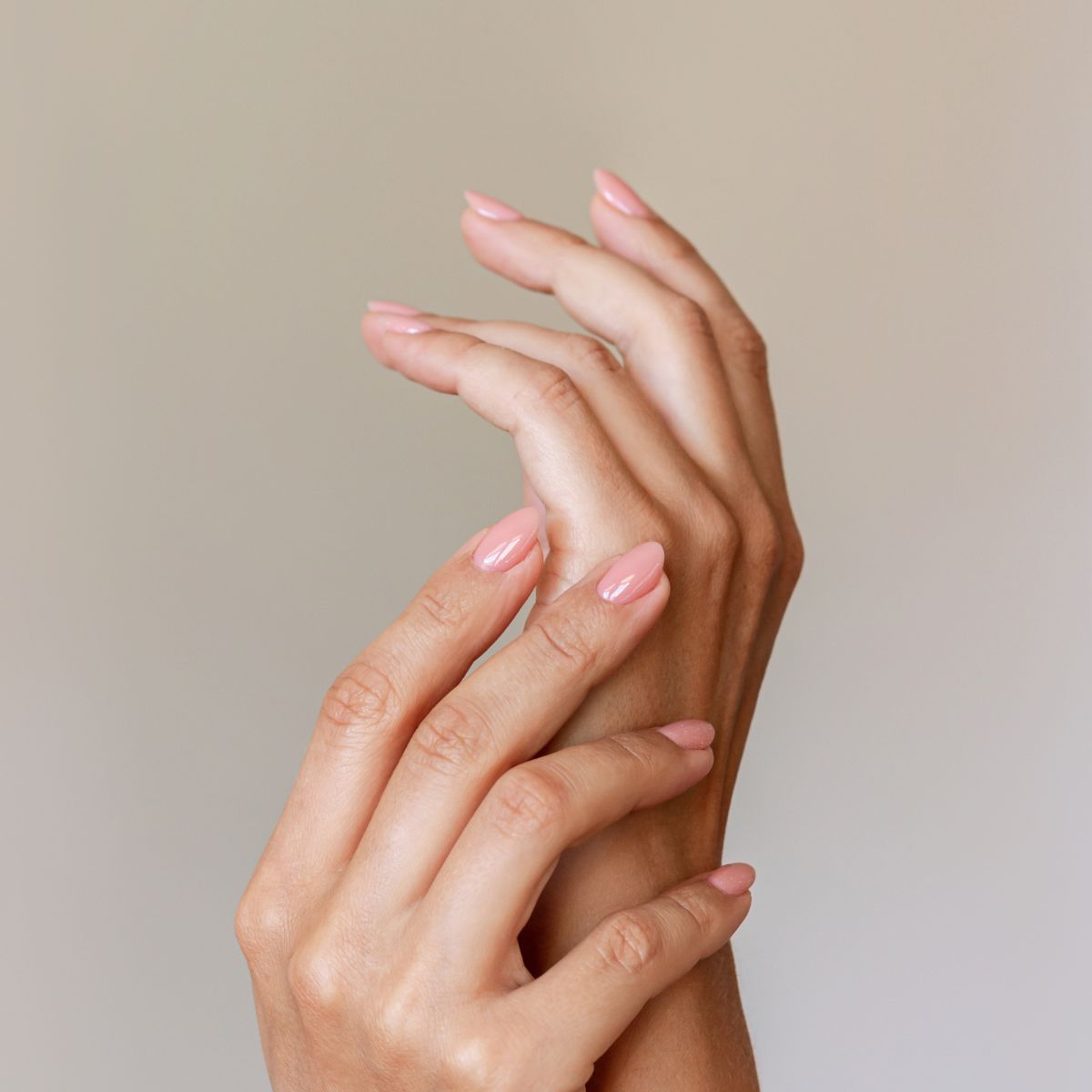 Błyszczące paznokcie 2023