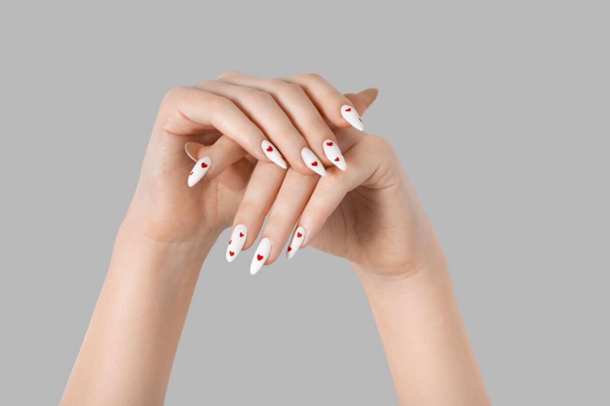 Paznokcie do różowej sukienki na wesele