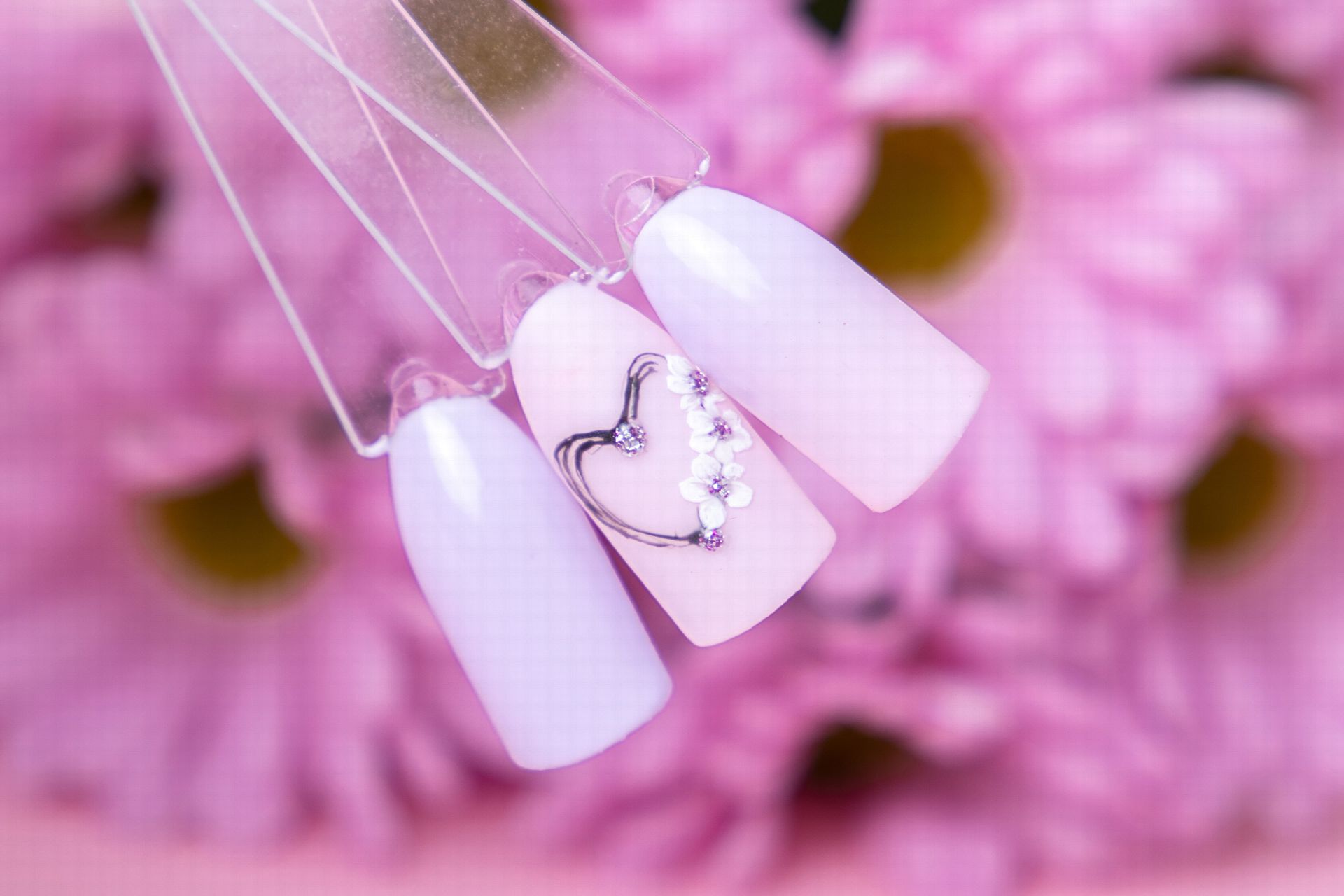 Inspiracja na paznokcie z serduszkami