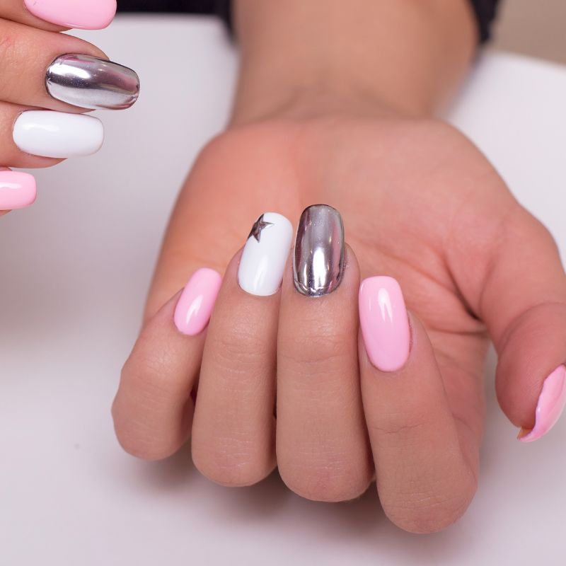 Paznokcie na wiosnę 2023: Chrome nails