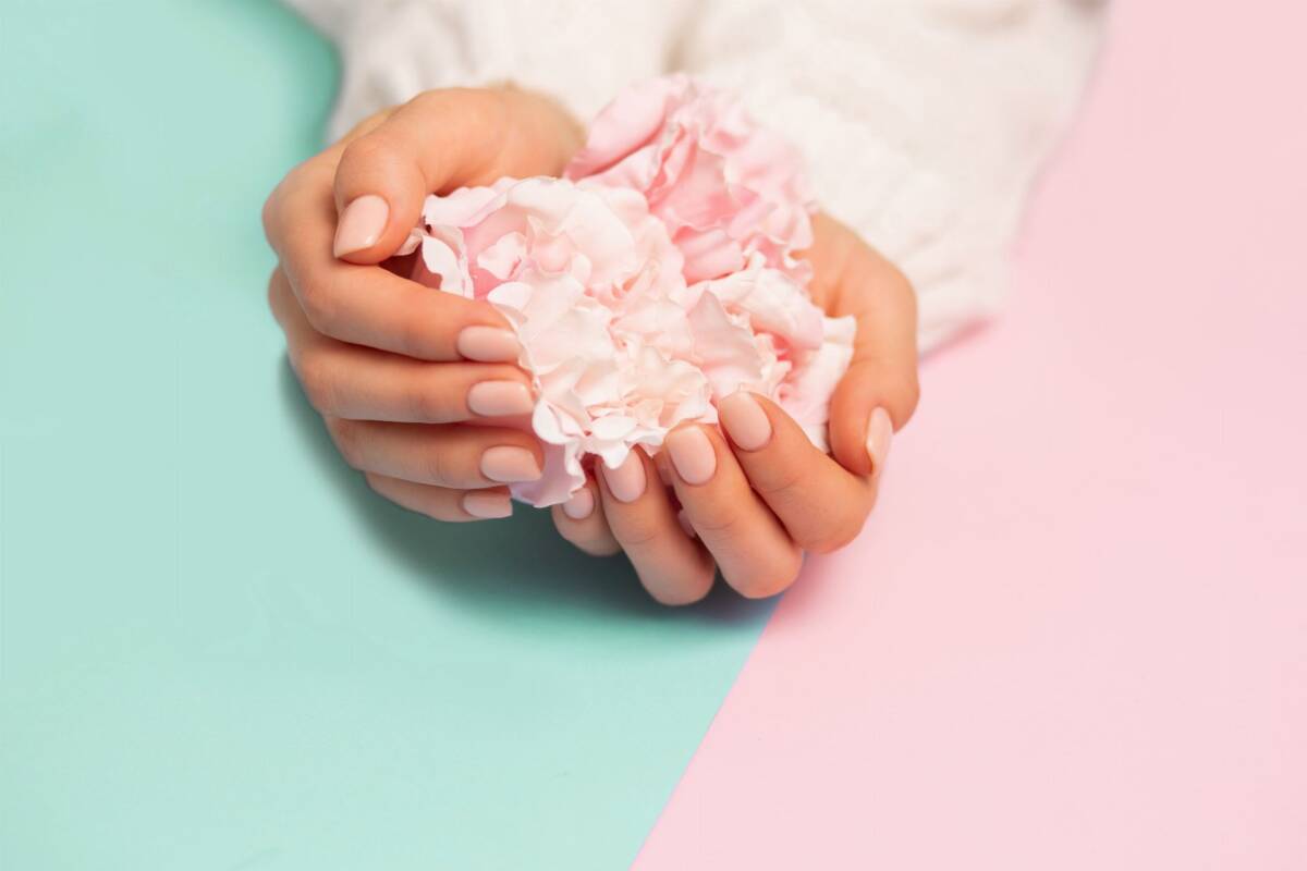 Różowe paznokcie inspiracja wiosna 2023