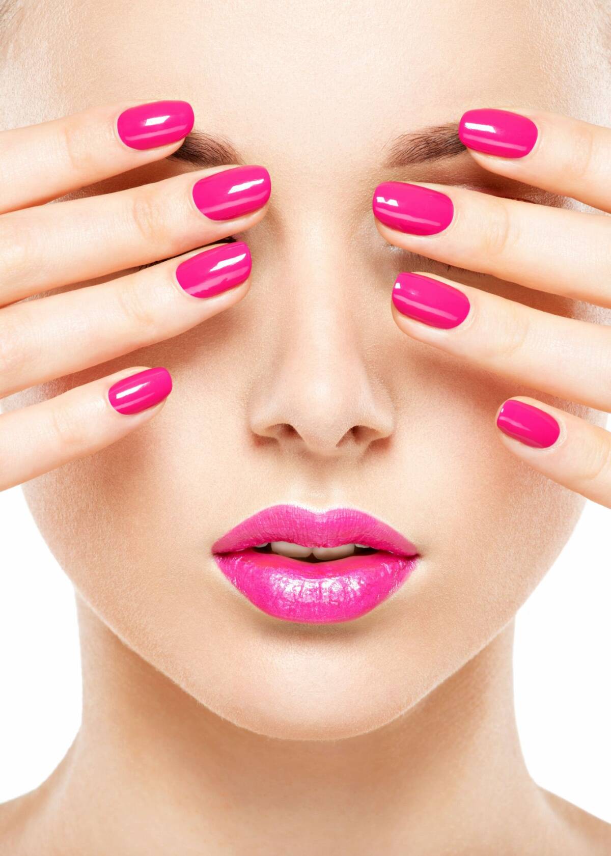 Różowe paznokcie inspiracja wiosna 2023: neonowy manicure