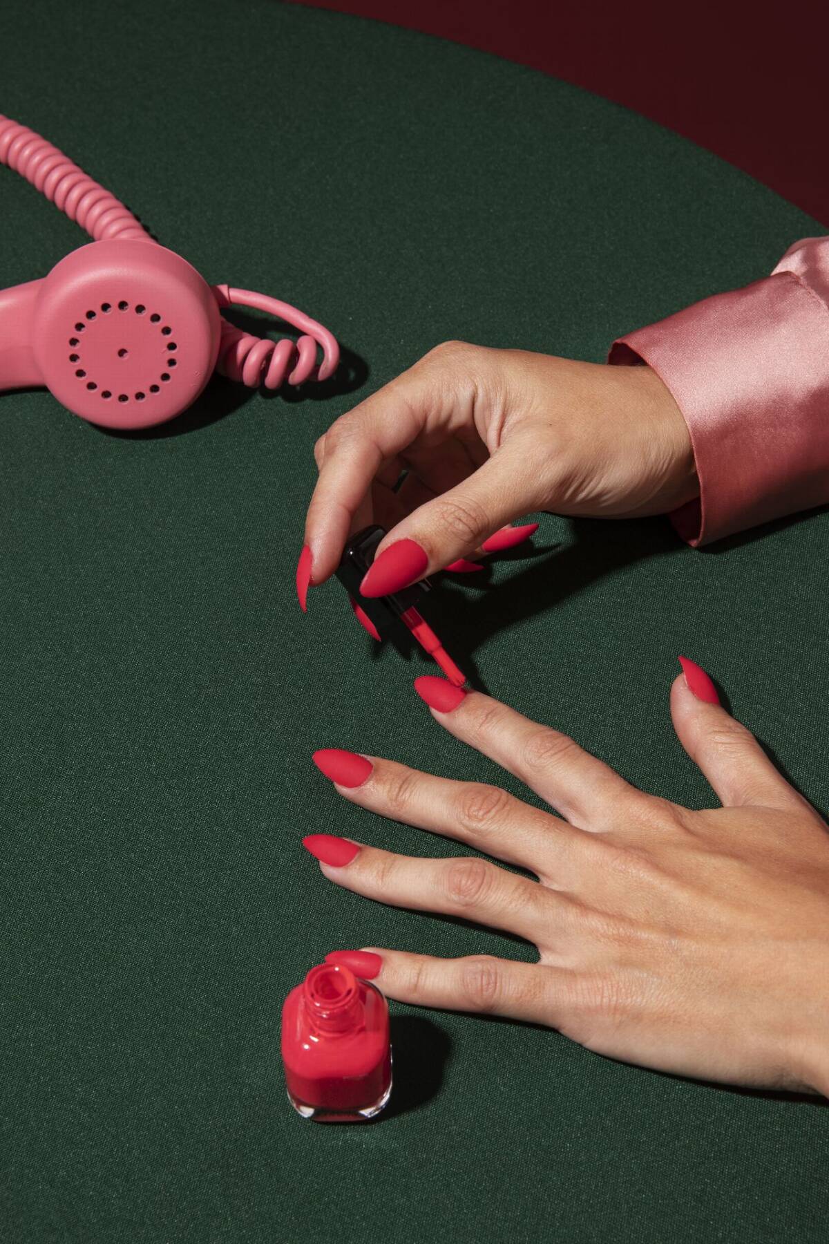 Paznokcie na marzec 2023 - barbiecore nails