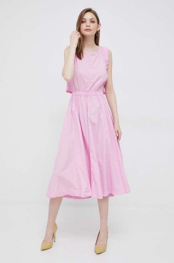 Różowa sukienka na komunię dla mamy 2023. Fot. answear.com