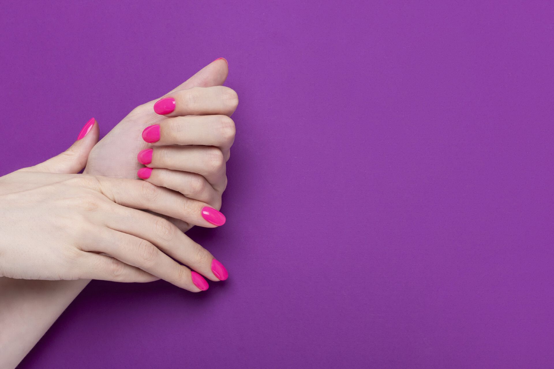 Paznokcie na marzec 2023 - barbiecore nails