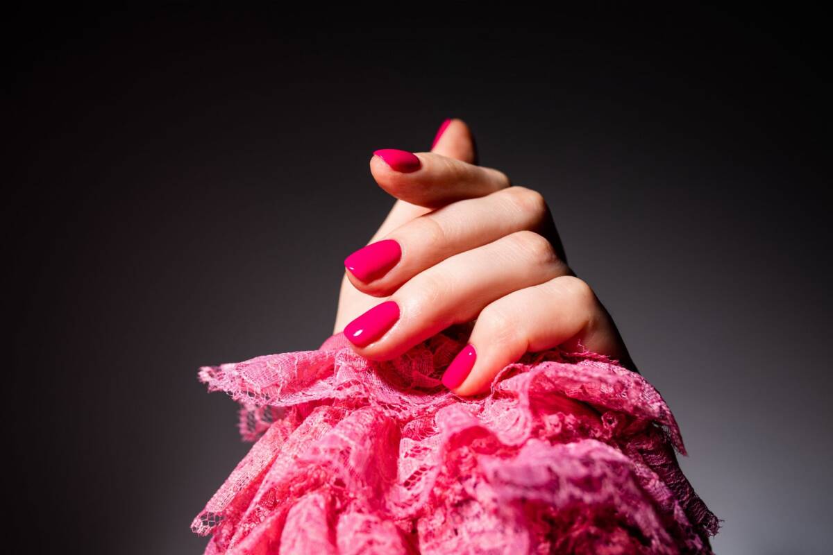 Różowe paznokcie inspiracja wiosna 2023: neonowy manicure