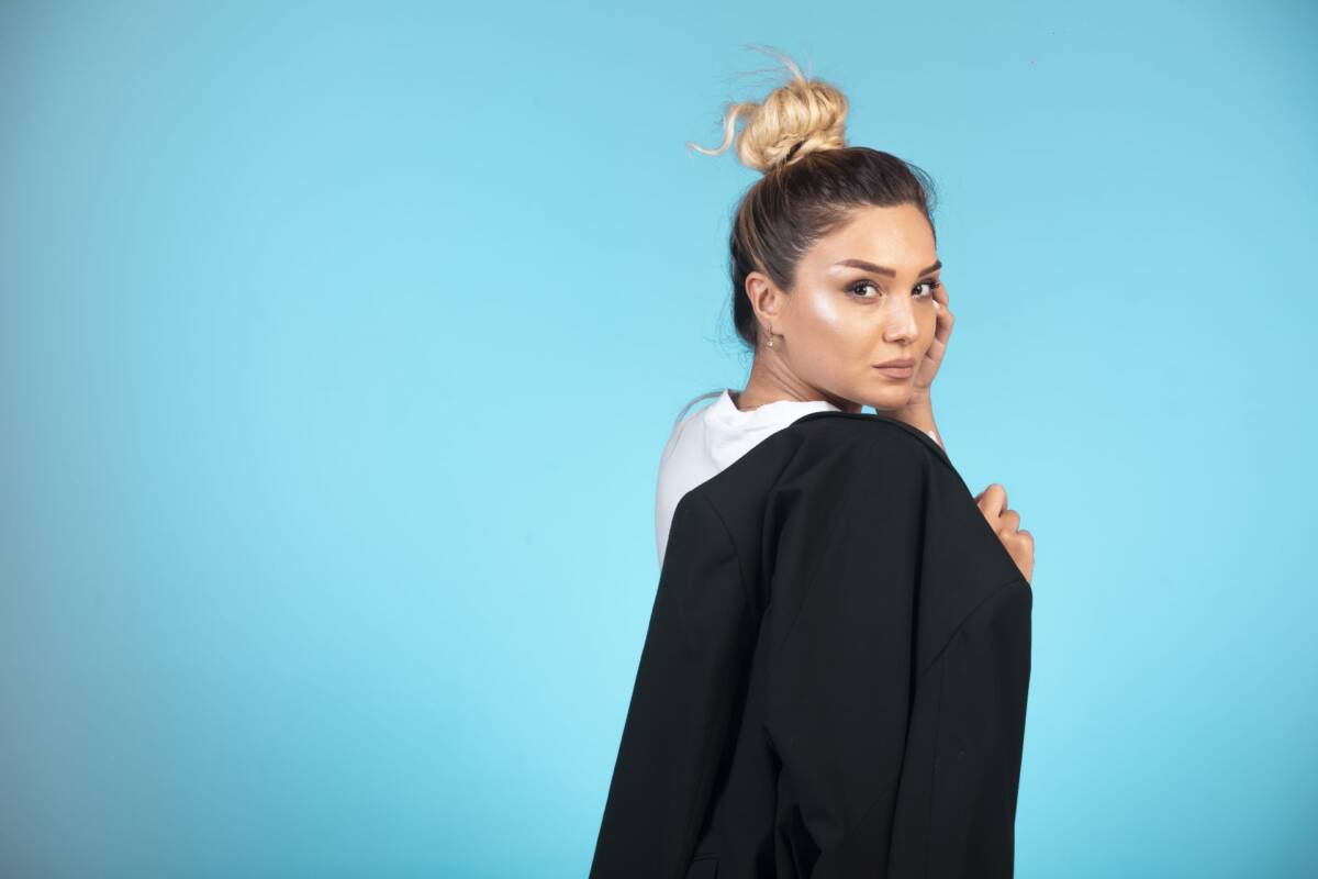 Szybkie fryzury do pracy: messy bun Szybkie fryzury do pracy: messy bun