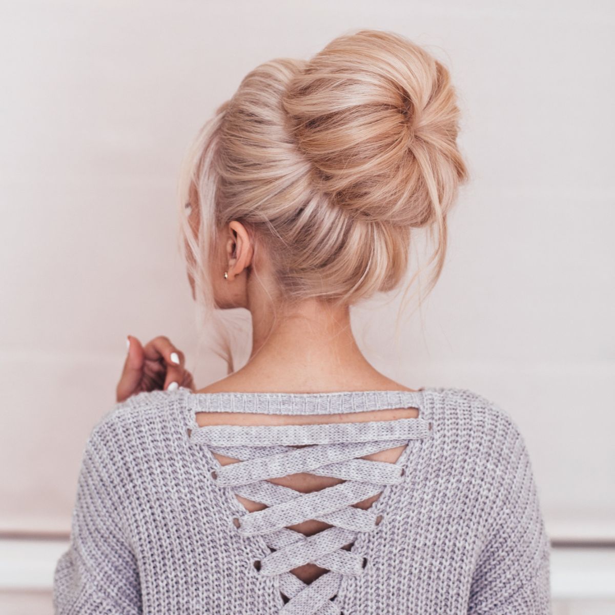 Fryzury na komunię dla mamy: kok