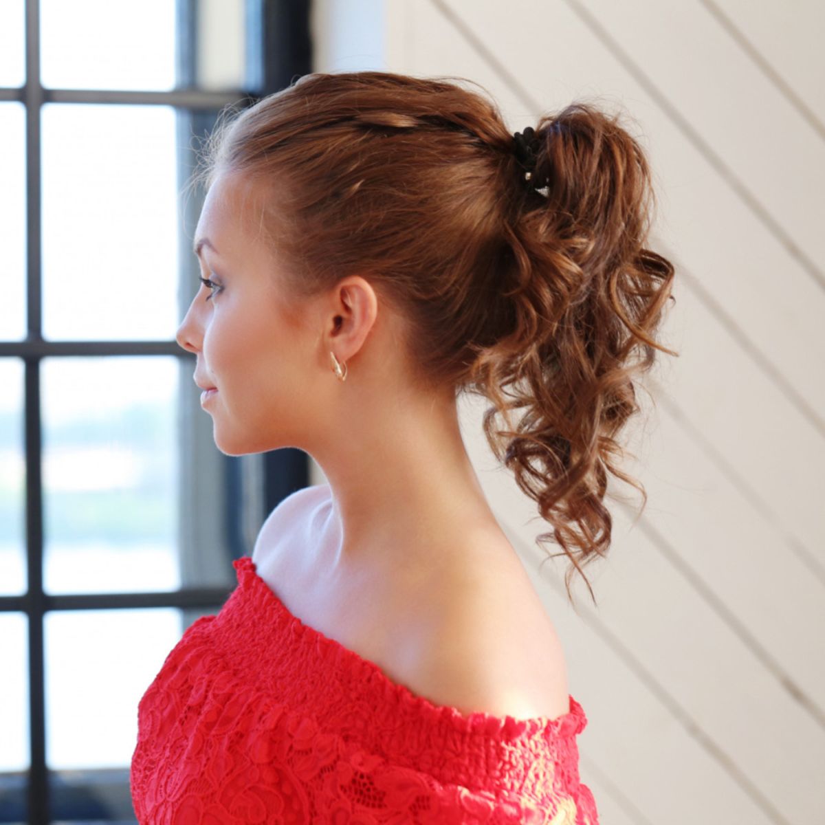 Fryzury 2023 na upały - elegancki kucyk Fryzury 2023 na upały - elegancki kucyk