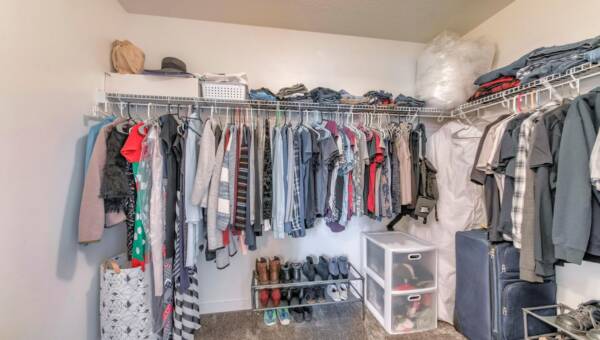 garderoba z ubraniami