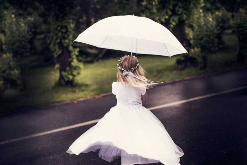 Jak ubrać córkę na komunię? Skromnie czy niczym księżniczkę?