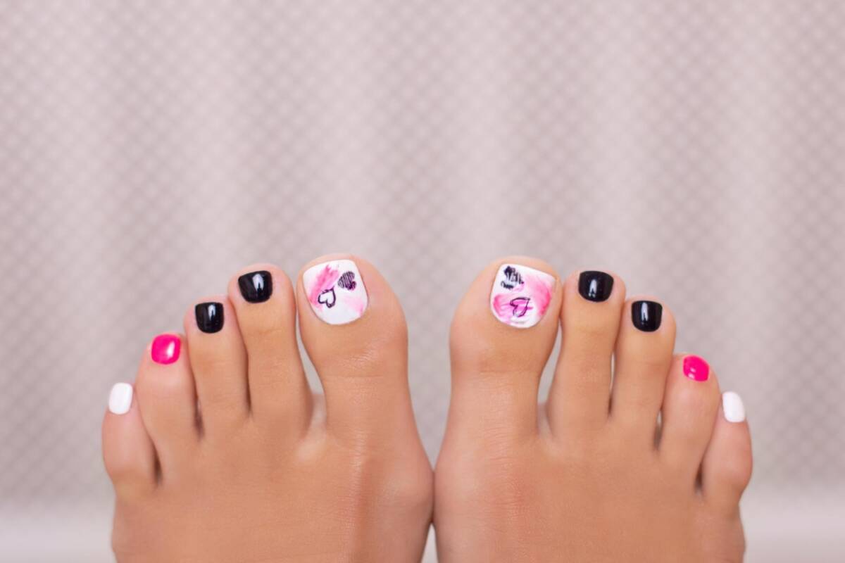 Paznokcie u stóp hybryda  Minimalistyczne zdobienia