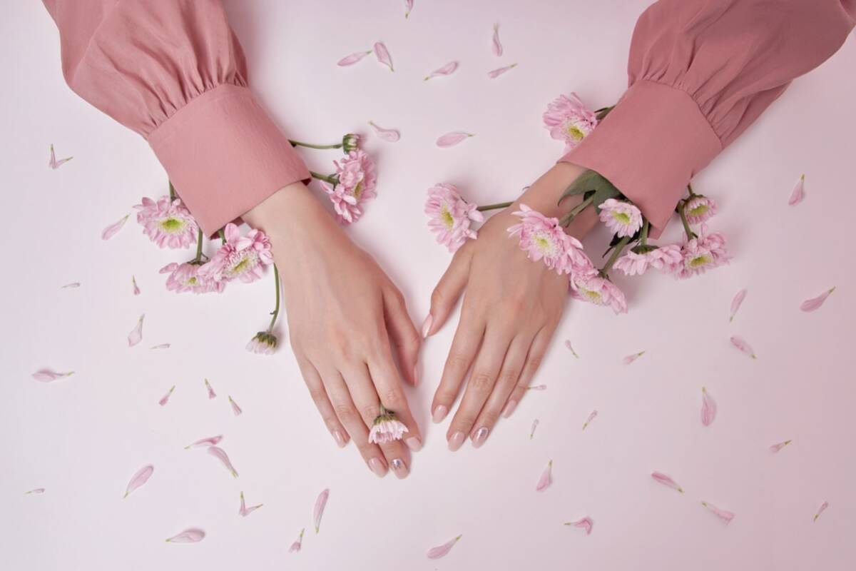 Paznokcie jasny róż z brokatem