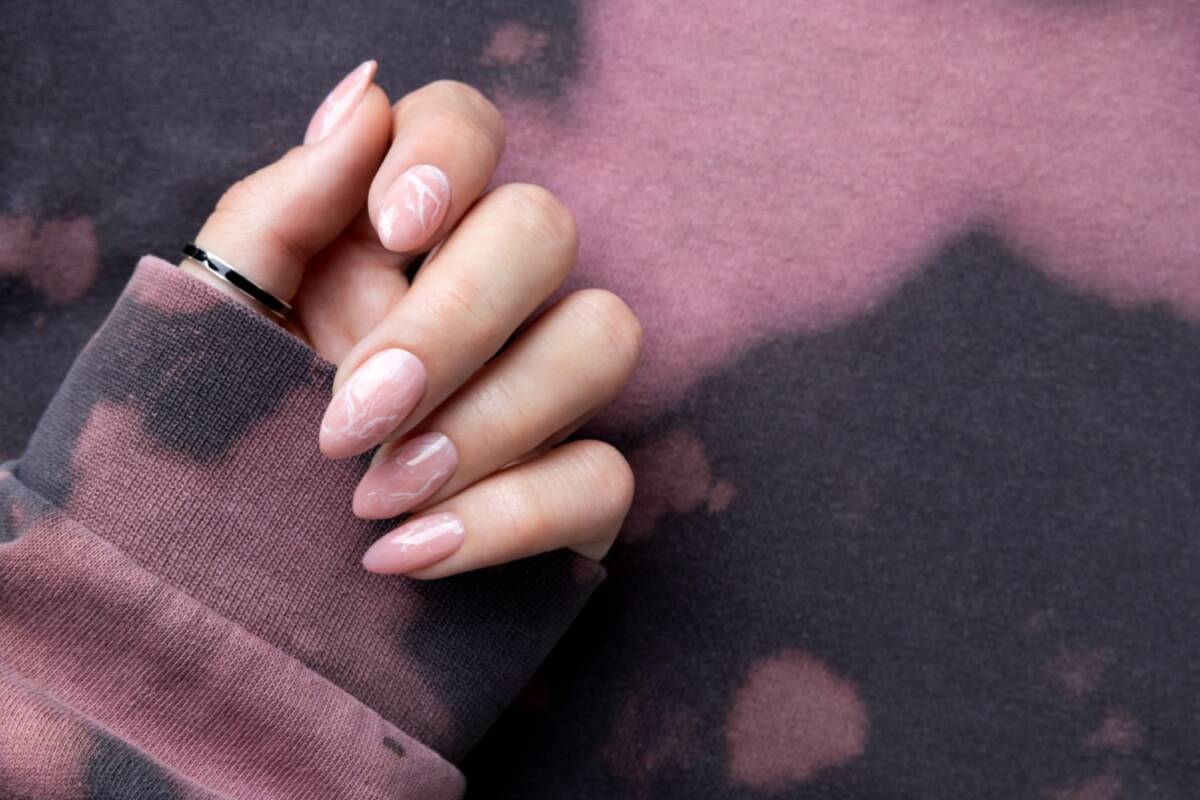 Paznokcie jasny róż z białym