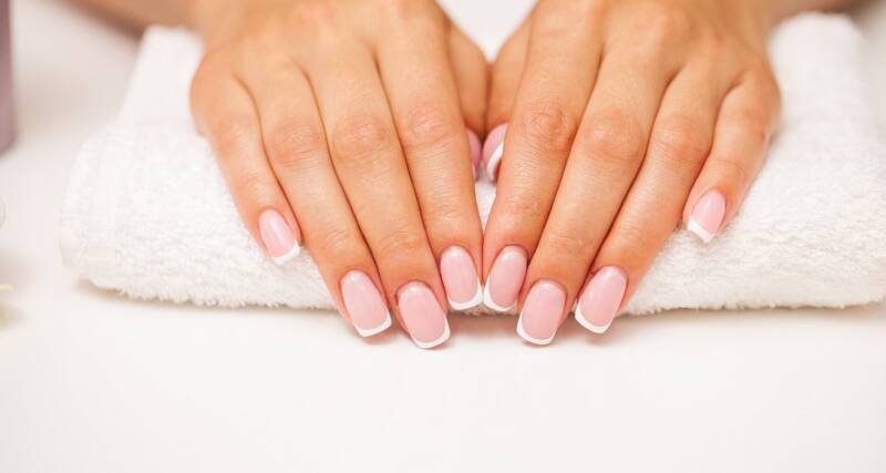 French manicure do zielonej sukienki French manicure do zielonej sukienki