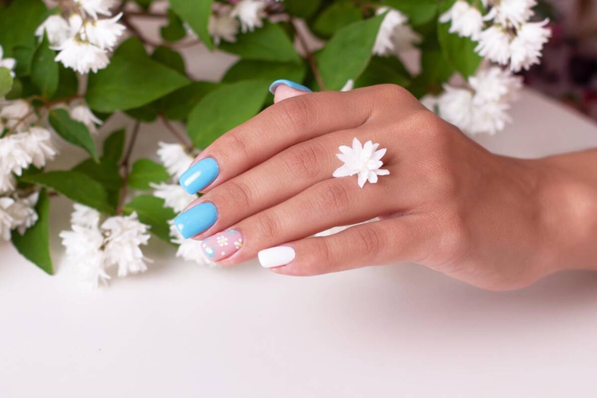 letnie paznokcie 2023 Stokrotki na paznokciach