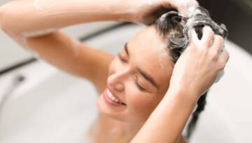kobieta-myje-włosy