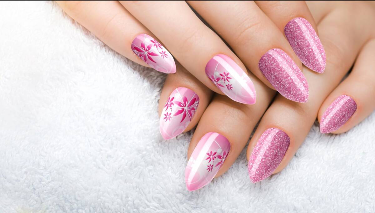 Delikatne kwiaty paznokciach