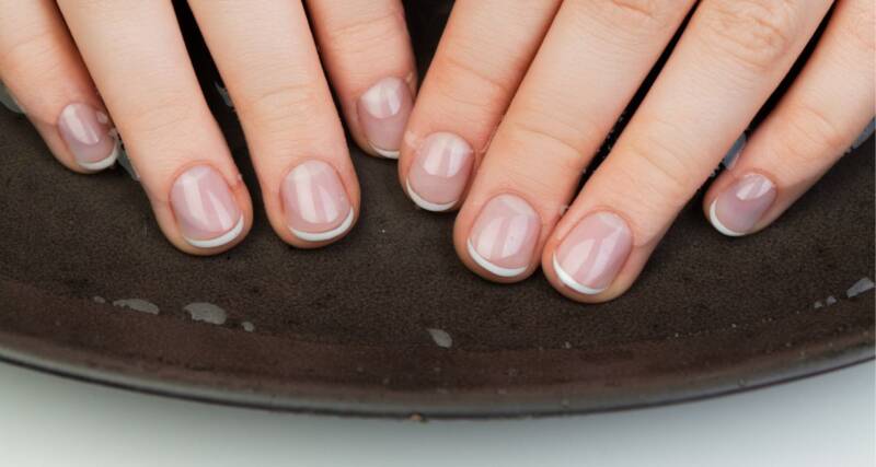 French manicure do zielonej sukienki French manicure do zielonej sukienki
