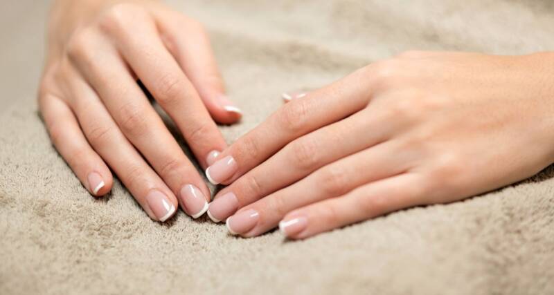 French manicure do zielonej sukienki French manicure do zielonej sukienki
