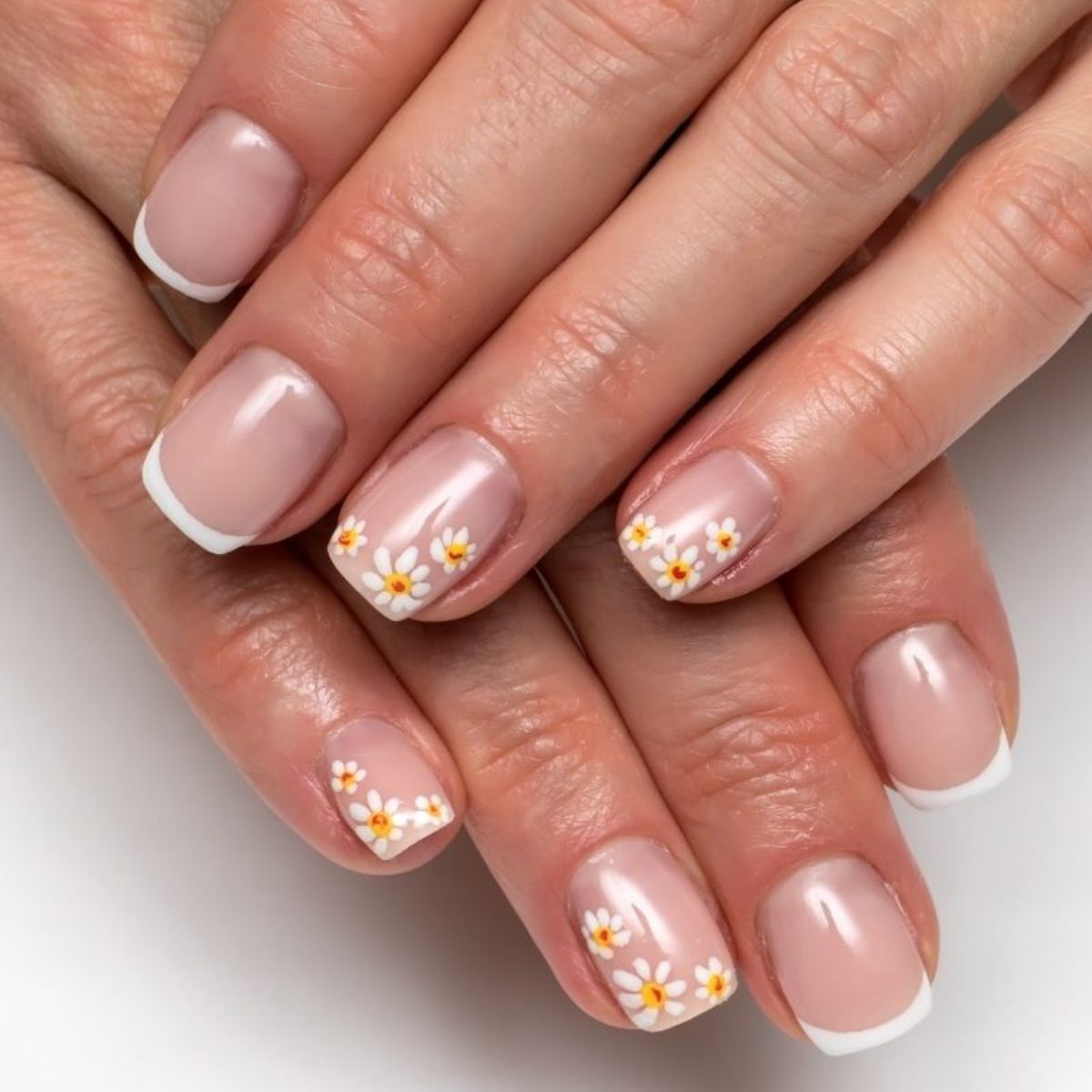 letnie paznokcie 2023 Stokrotki na paznokciach