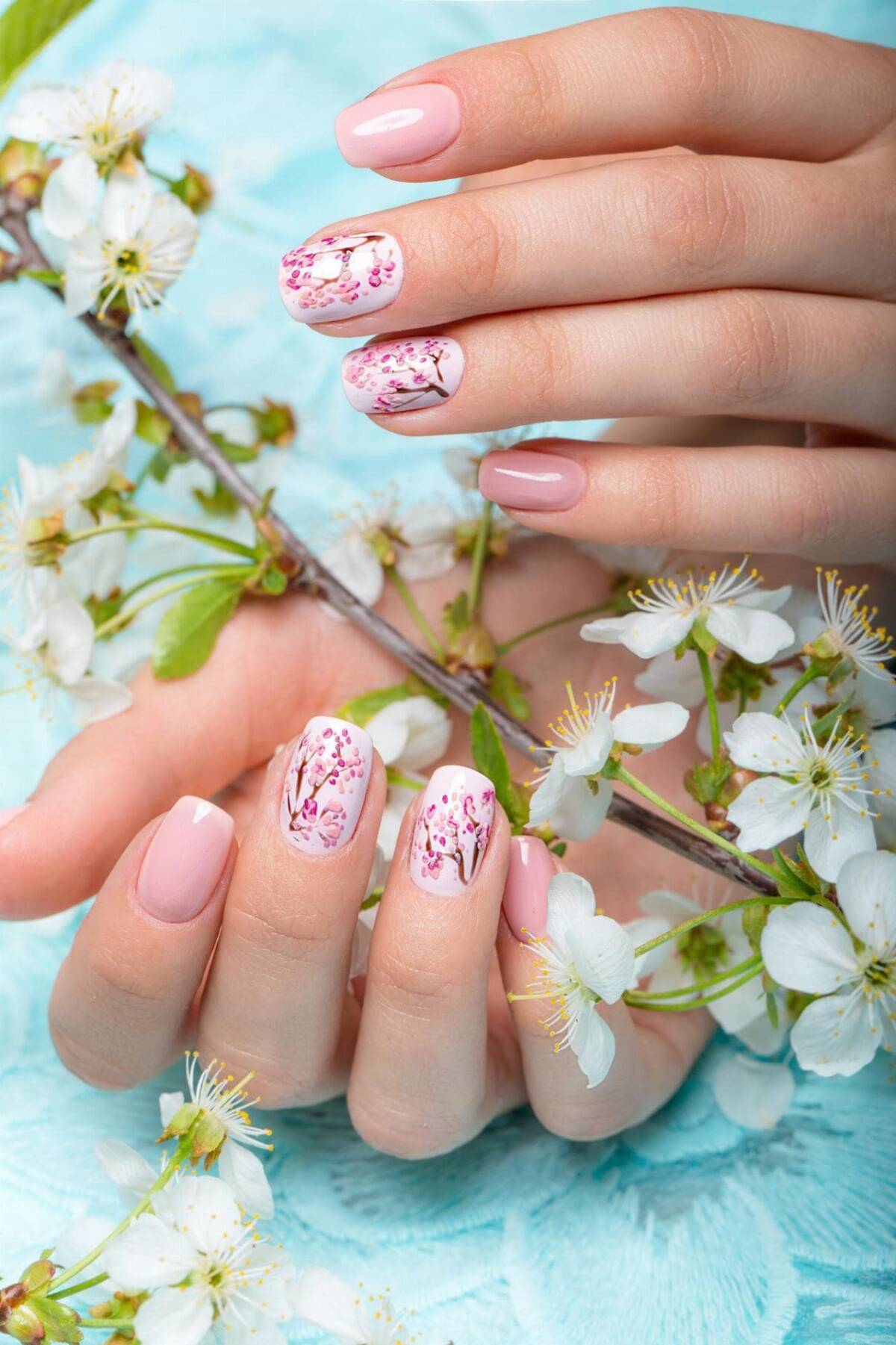 Delikatne kwiaty paznokciach