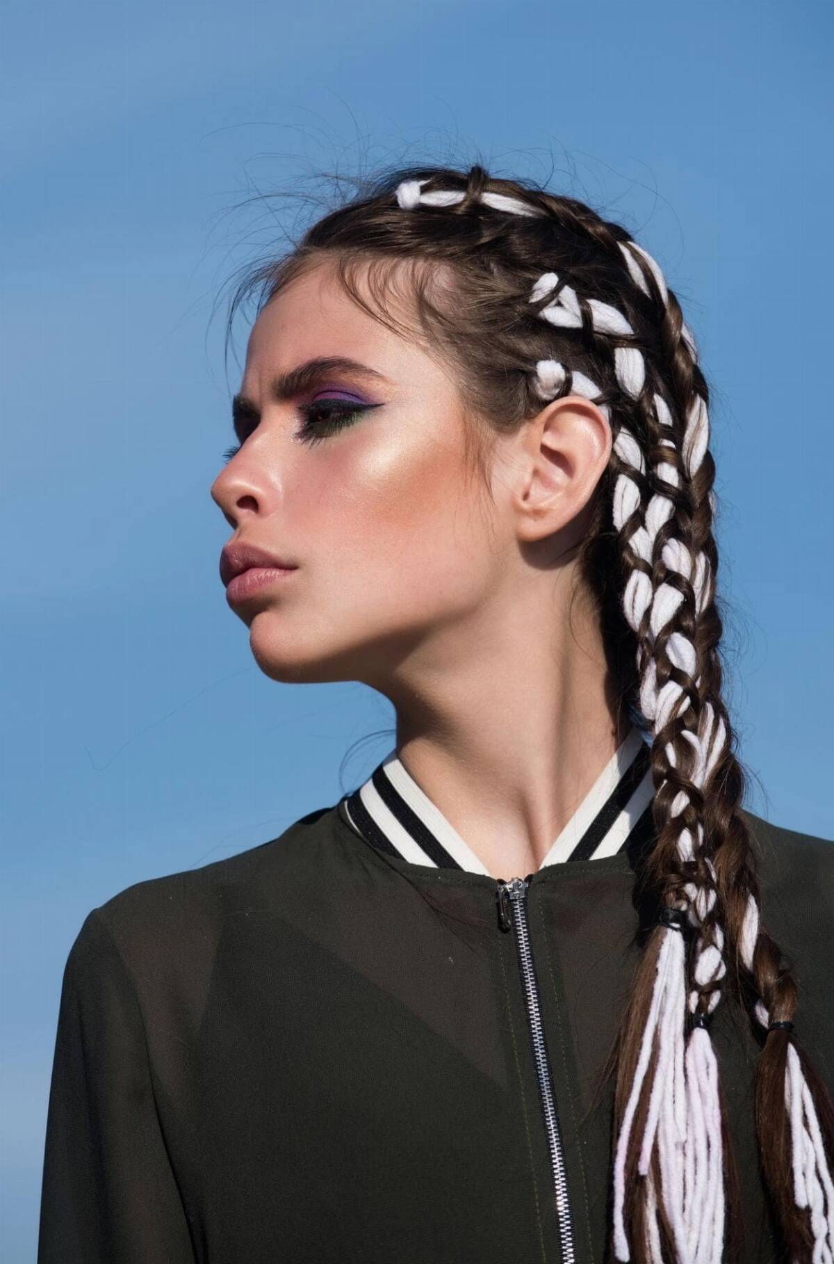 Warkocze z wplecioną apaszką lub dopinanymi kolorowymi pasmami Warkocze z wplecioną apaszką lub dopinanymi kolorowymi pasmami