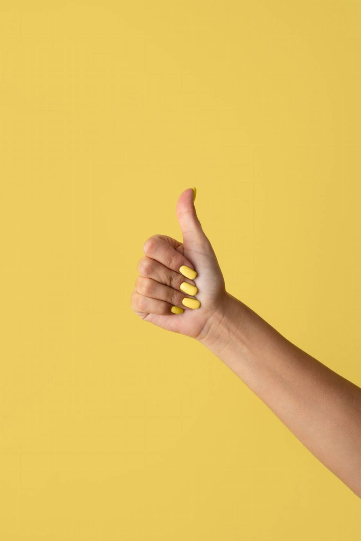 Wakacyjne paznokcie 2023 - żółte paznokcie Wakacyjne paznokcie 2023 - żółte paznokcie