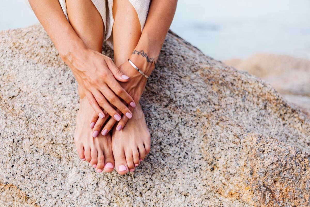 Różowe paznokcie u nóg