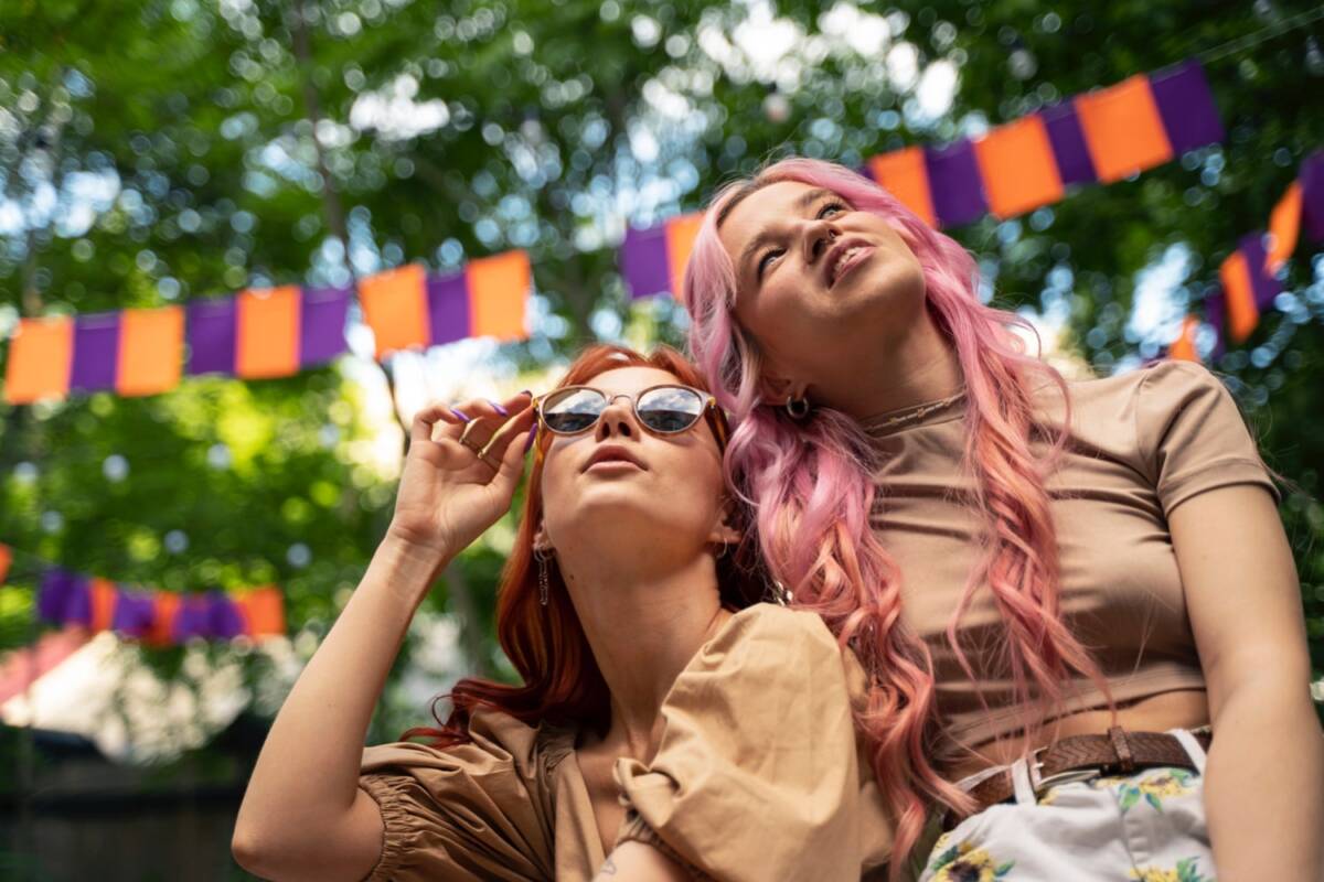 Kolorowe włosy na festiwale – niezależnie od długości