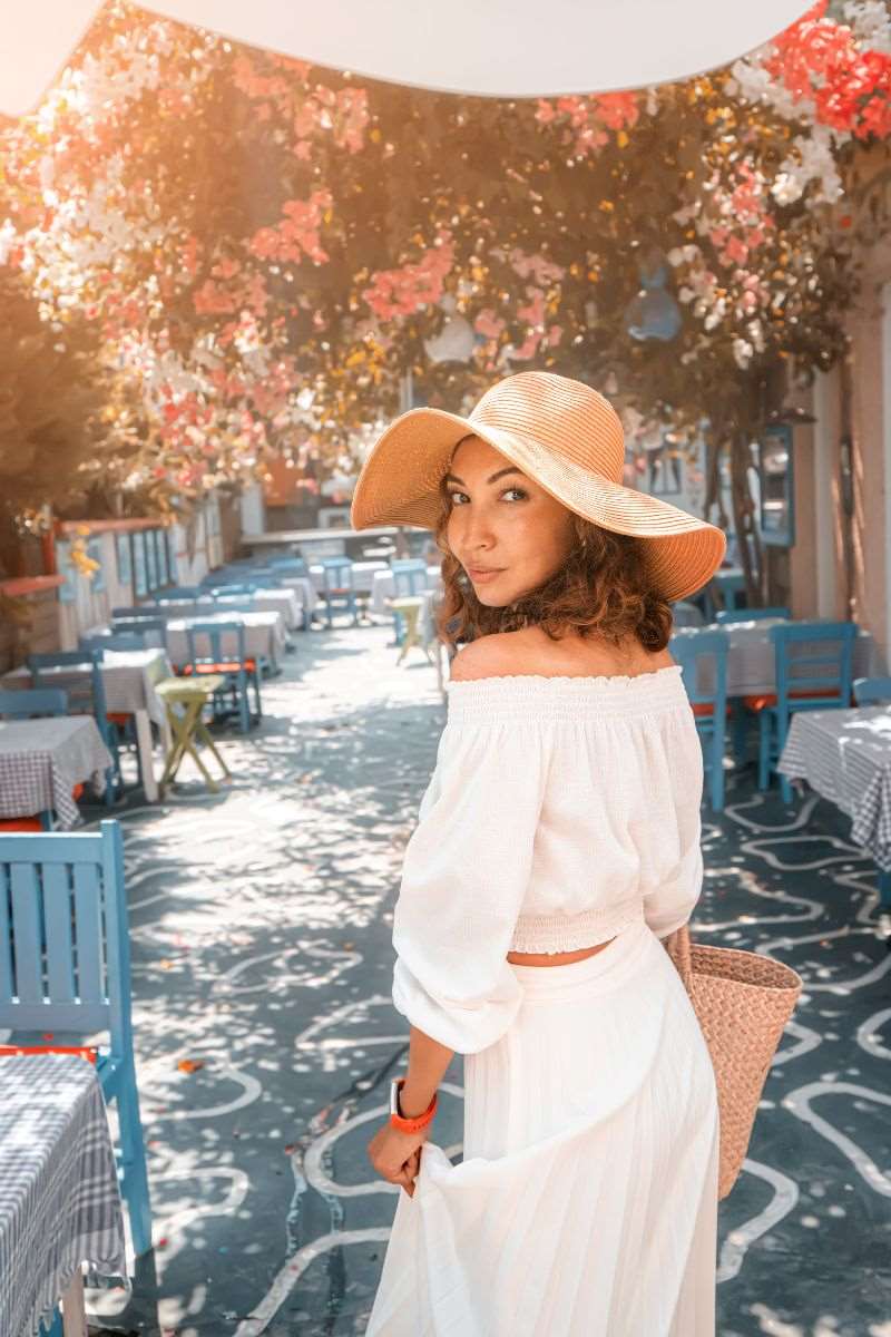 biała sukienka/Freepik biała sukienka