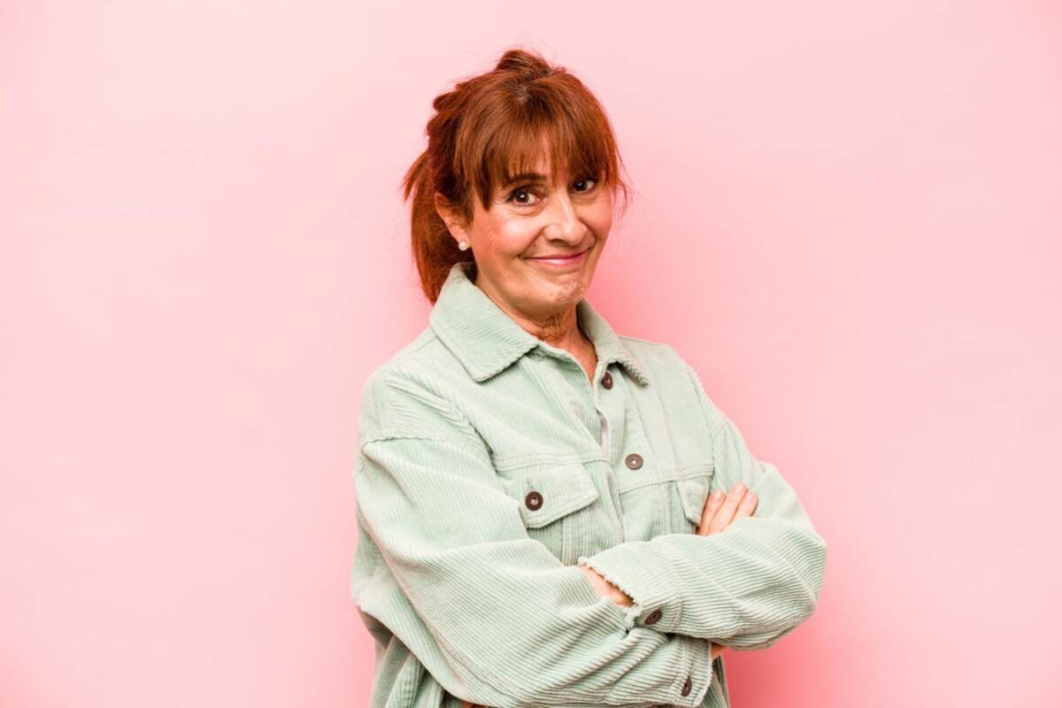 Fryzury z grzywką dla 40-latki: Włosy spięte do góry