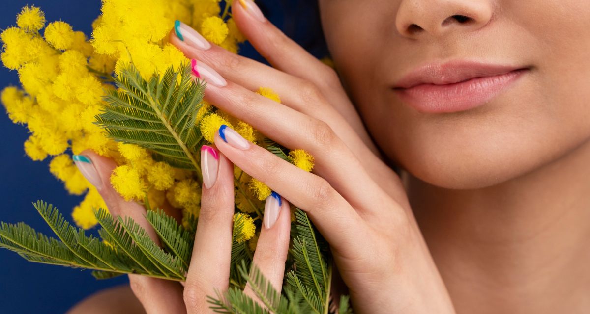 tęczowy french manicure/Freepik tęczowy french manicure