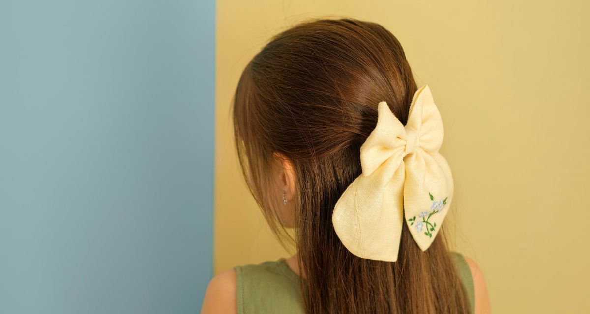 fryzura dla dziewczynki z kokardą