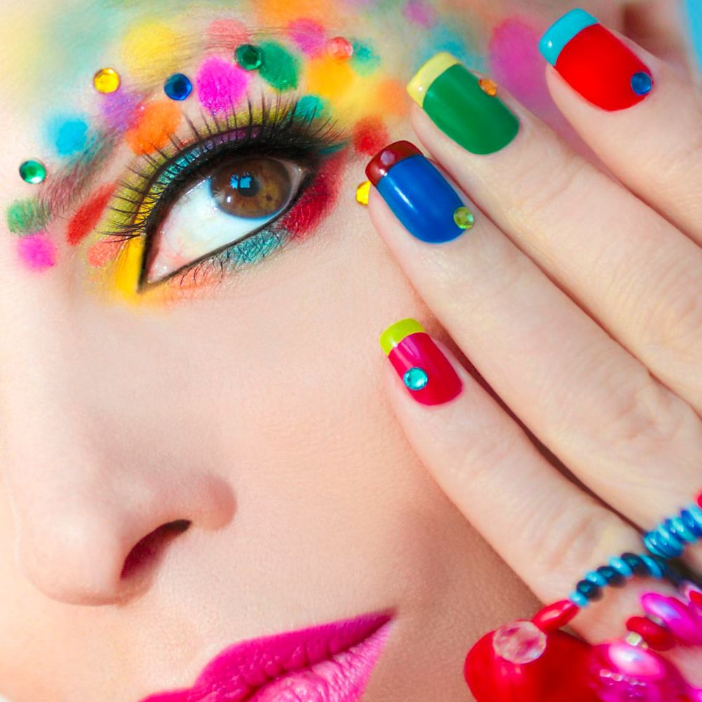 kolorowy manicure/Freepik kolorowy manicure