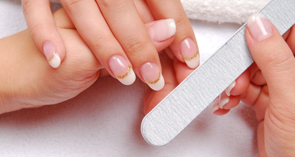french manicure z paskiem/Freepik french manicure z paskiem