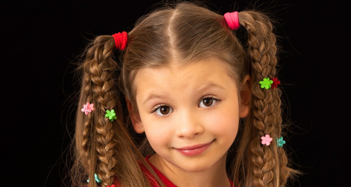 dziewczynka z warkoczykami