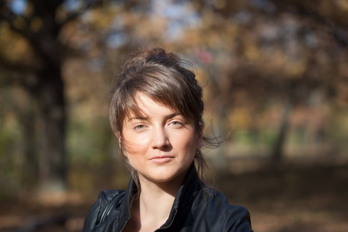 Fryzury z grzywką dla 40-latki: Włosy spięte do góry