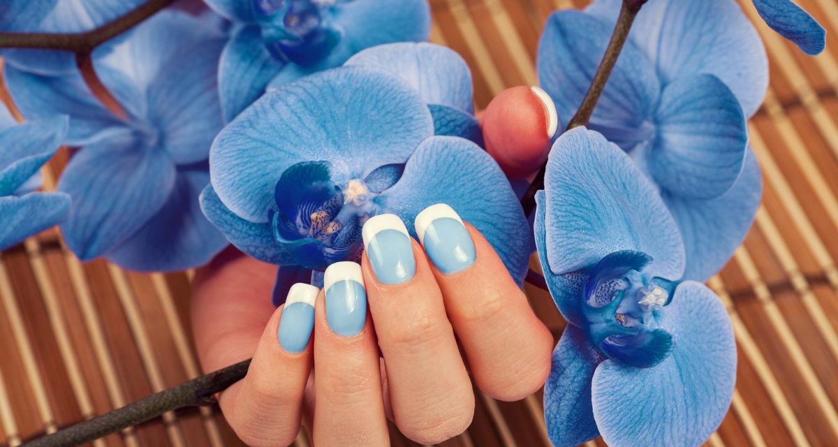 niebieski kolorowy french manicure/Freepik niebieski kolorowy french manicure