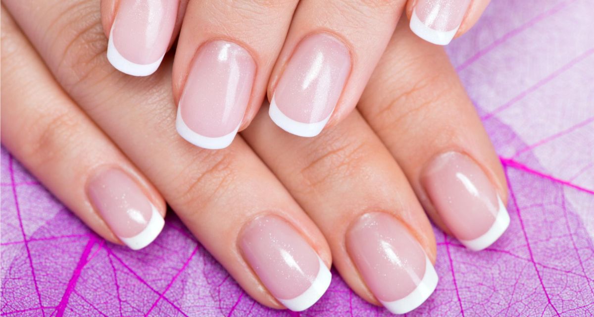 french manicure/Freepik french manicure