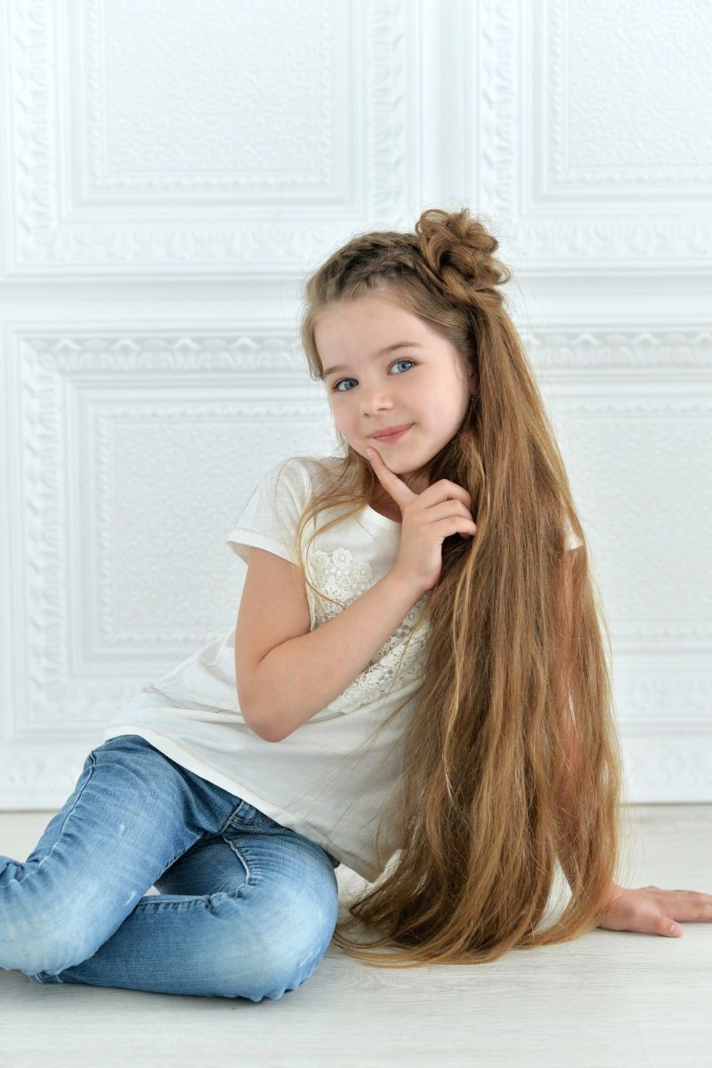 dziewczynka w rozpuszczonych włosach