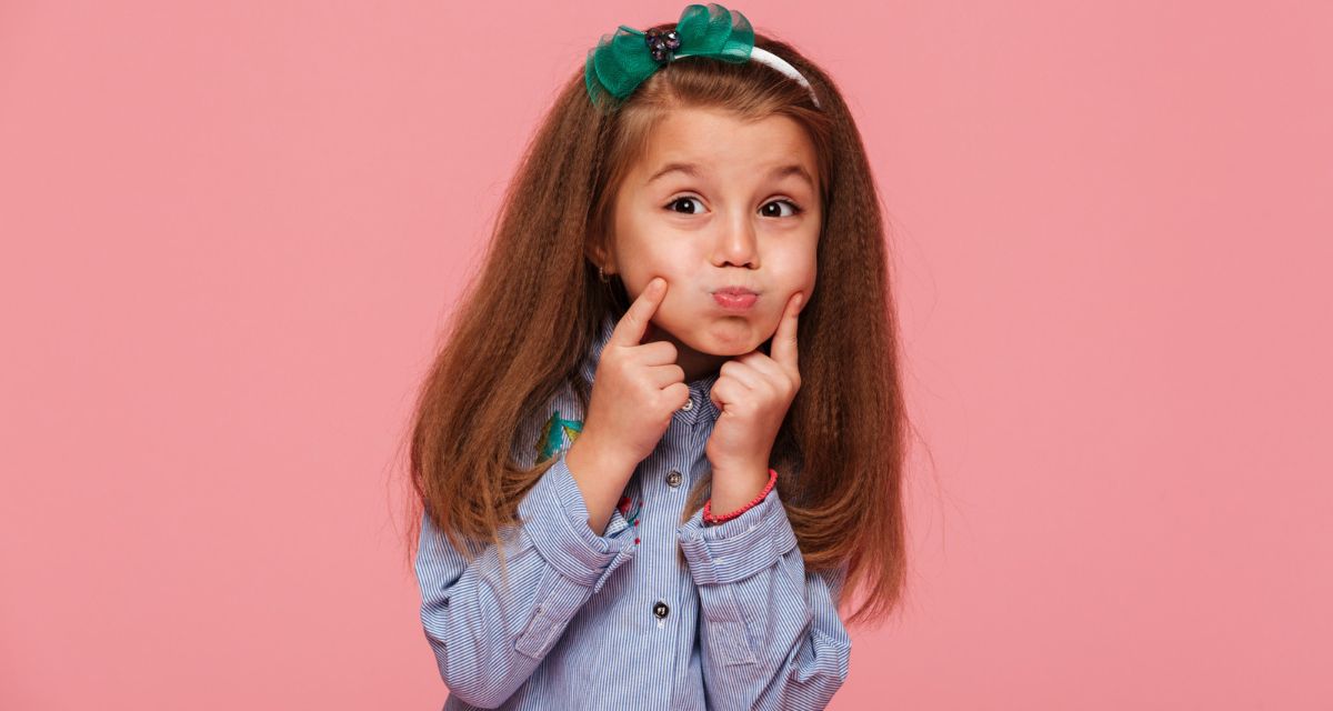 fryzura dla dziewczynki z opaską