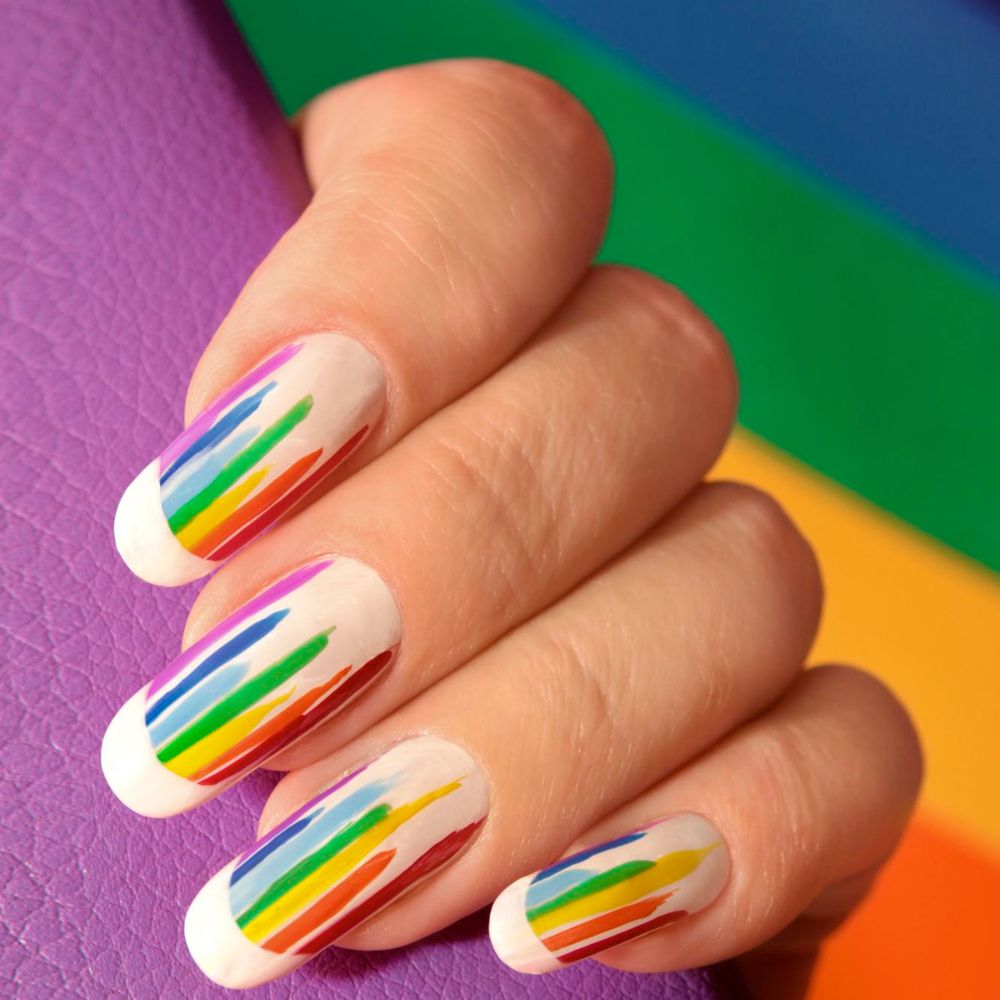 tęczowy french manicure/Freepik tęczowy french manicure
