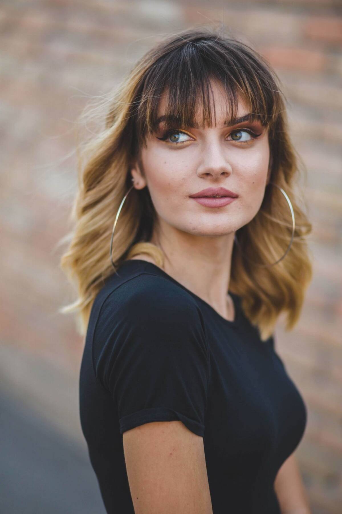 Fryzury z grzywką dla 40-latki: Długie falowane włosy