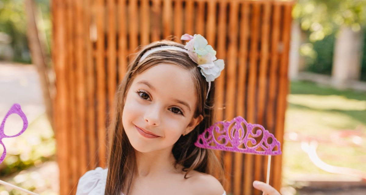 dziewczynka z opaską na głowie